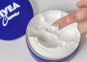 O creme da latinha azul da Nivea realmente funciona? Estudo revela a verdade e resultado surpreende