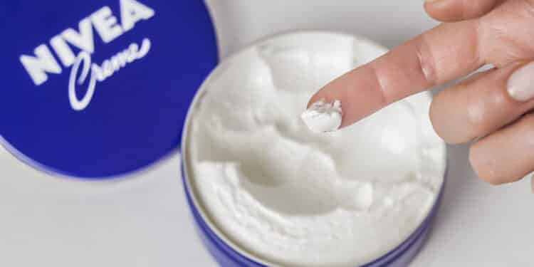 O creme da latinha azul da Nivea realmente funciona? Estudo revela a verdade e resultado surpreende