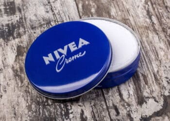 Especialistas testam o creme Nivea da lata azul e o resultado surpreende
