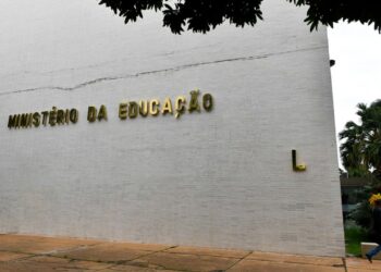 MEC proíbe EAD para 5 cursos populares; veja quais são e o que muda para os alunos
