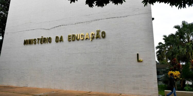 MEC proíbe EAD para 5 cursos populares; veja quais são e o que muda para os alunos
