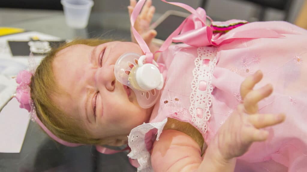 Mulher viraliza após levar bebê reborn para vacinar em posto de saúde