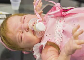 Globo vira alvo de críticas após cena polêmica com bebê reborn em Vale Tudo; veja