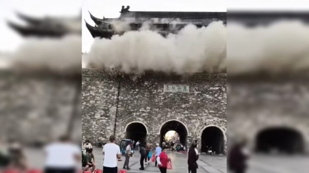 Imagens impressionantes: torre de 650 anos desaba na China e turistas escapam por um triz
