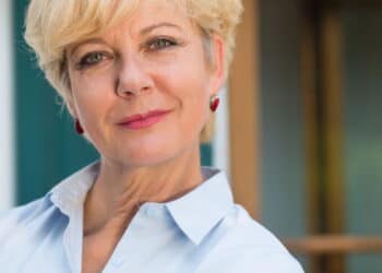 Batons que rejuvenescem: veja as melhores opções para mulheres com mais de 60 anos