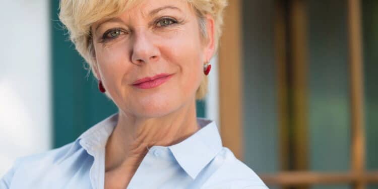 Batons que rejuvenescem: veja as melhores opções para mulheres com mais de 60 anos
