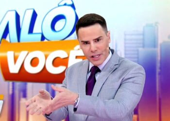 Luiz Bacci estreia no SBT com 'recado afiado' para a Record