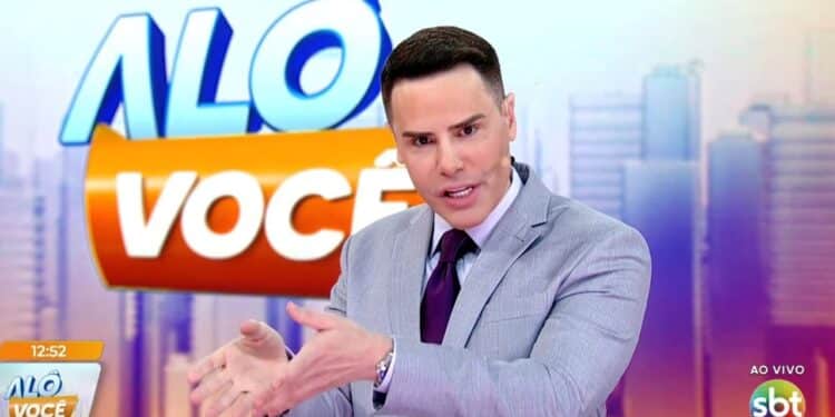 Luiz Bacci estreia no SBT com 'recado afiado' para a Record