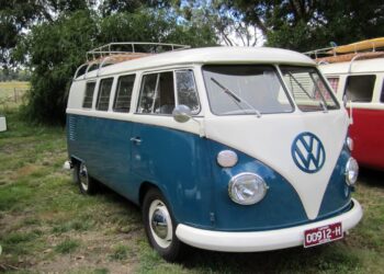 Chineses lançam "Kombi futurista" de 8 portas com alta tecnologia da BYD