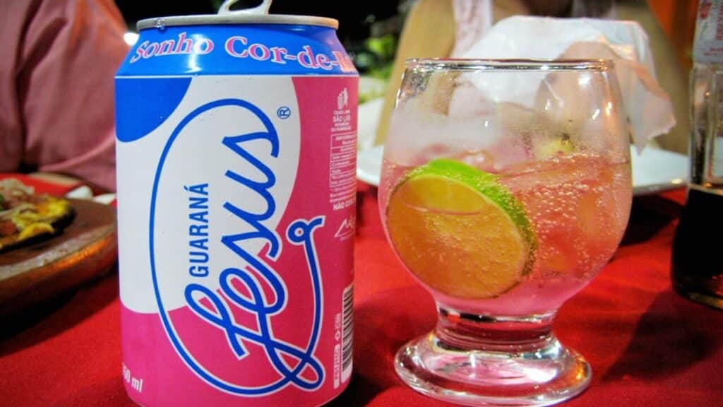 Criado por brasileiro, refrigerante vira fenômeno no mercado e é comprado pela Coca-Cola