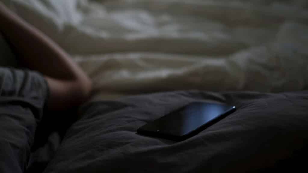 Usar o celular enquanto carrega pode ser mais perigoso do que você imagina