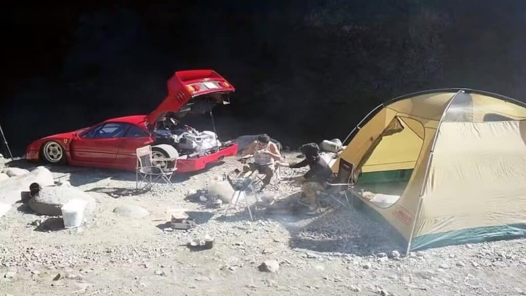 Colecionador surpreende ao usar Ferrari F40 de R$ 17 milhões como carro de acampamento!