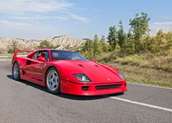 Colecionador surpreende ao usar Ferrari F40 de R$ 17 milhões como carro de acampamento!