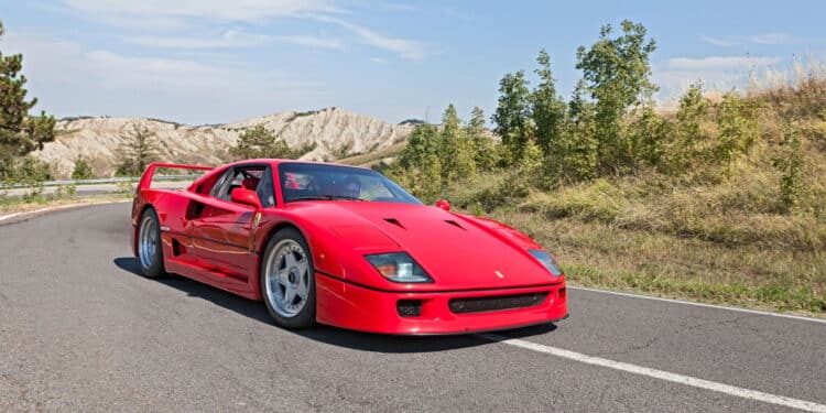 Colecionador surpreende ao usar Ferrari F40 de R$ 17 milhões como carro de acampamento!