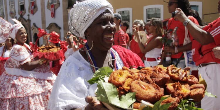 Imagem de baiana segurando tabuleiro com acarajé - Créditos: depositphotos.com / joasouza