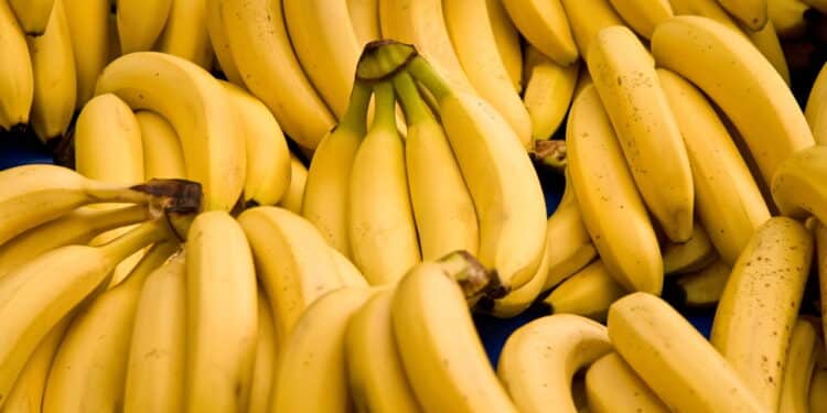 Um item de cozinha simples evita que bananas escureçam e durem mais