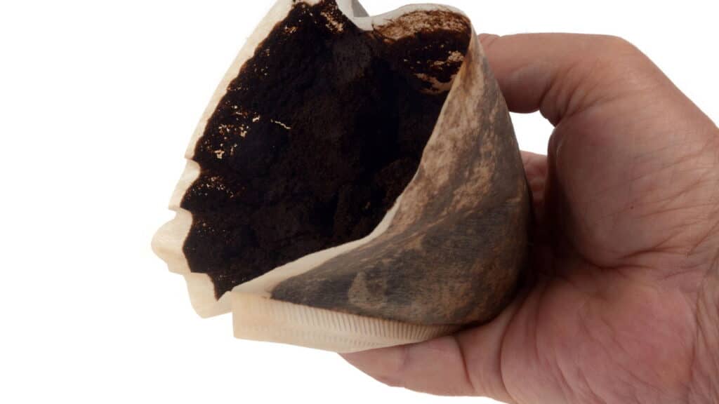 Não jogue fora a borra de café usada! Você tem um tesouro em casa!