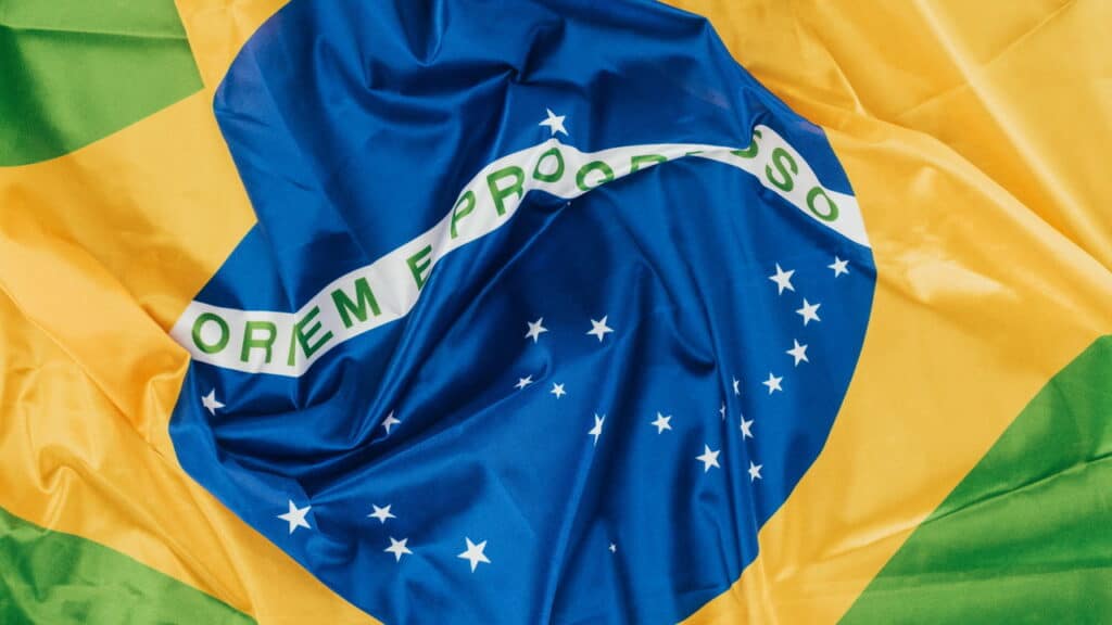 Novas regras para a naturalização no Brasil reduz tempo de espera