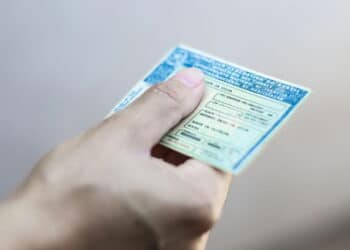 É dever de todo motorista renovar este documento em 2025 para evitar multas!