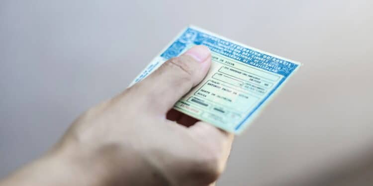 É dever de todo motorista renovar este documento em 2025 para evitar multas!