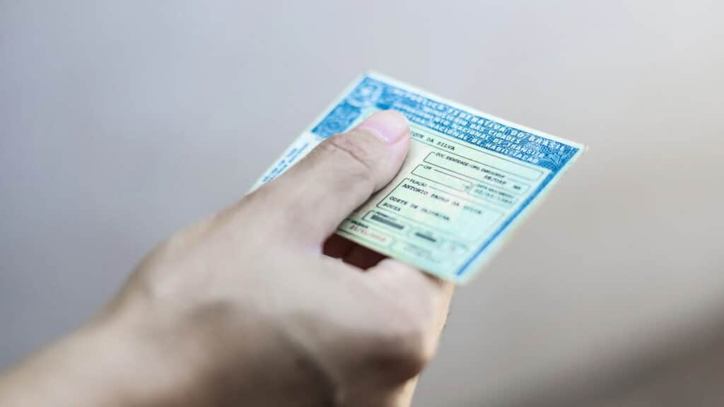 PRF emite alerta geral para todos que tem CNH em 2025!
