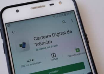 Multa pesada será aplicada a condutores que não estiverem com esses dois documentos obrigatórios por lei