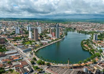 Brasileiros estão se mudando para essa cidade por ter o custo de vida mais barato em 2025!