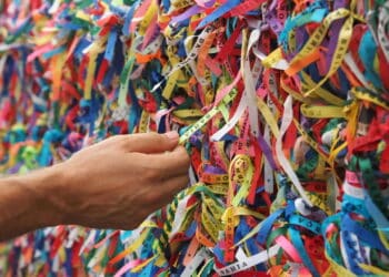 Imagem de fiel arramando fita em Salvador - Créditos: depositphotos.com / rmnunes