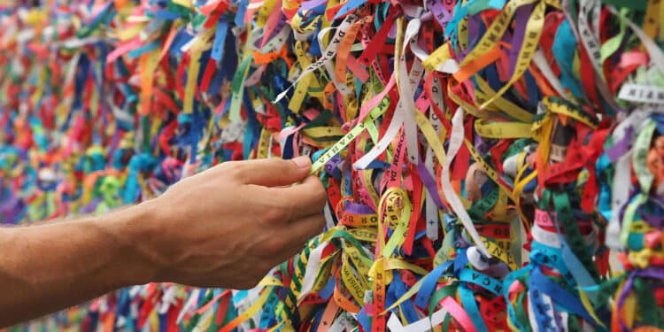Imagem de fiel arramando fita em Salvador - Créditos: depositphotos.com / rmnunes