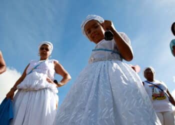 Imagem de pessoas vestidas com traje tradicional de Candomblé - Créditos: depositphotos.com / joasouza