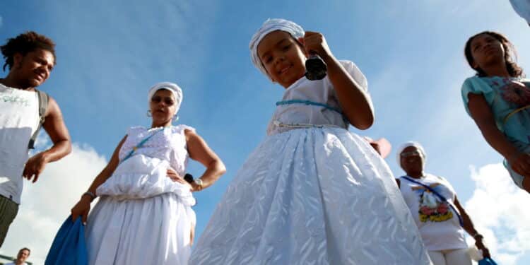 Imagem de pessoas vestidas com traje tradicional de Candomblé - Créditos: depositphotos.com / joasouza