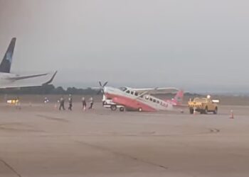 Avião da Azul se inclina para trás em Viracopos durante embarque