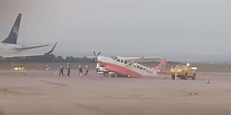 Avião da Azul se inclina para trás em Viracopos durante embarque
