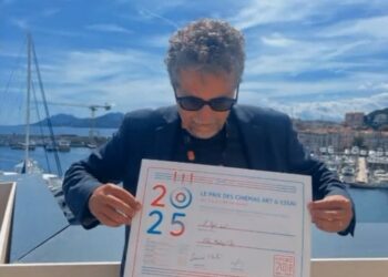Kleber Mendonça Filho comemora prêmio de melhor diretor em Cannes