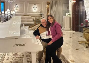 Carlos Alberto de Nóbrega festeja 7 anos de casamento em Gramado, aos 89