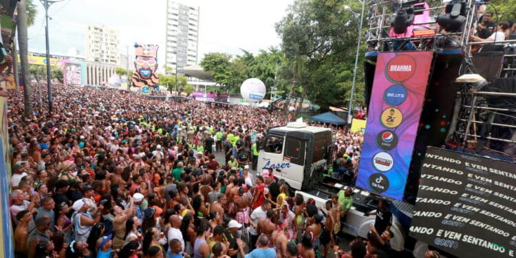 Imagem de carnaval em Salvador - Créditos: depositphotos.com / joasouza