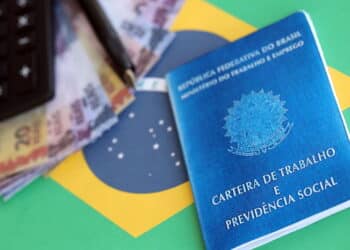 Brasileiros que trabalharam com carteira assinada por 12 meses podem ter direito a R$ 2.424 por mês
