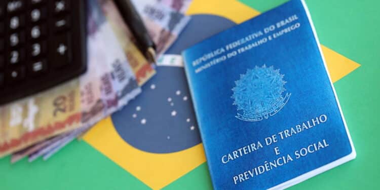 Brasileiros que trabalharam com carteira assinada por 12 meses podem ter direito a R$ 2.424 por mês
