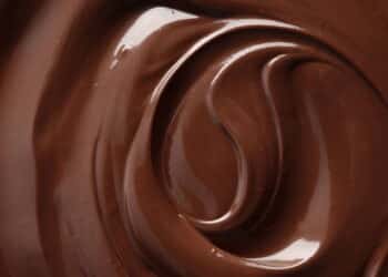 Essa loja famosa no Brasil foi interditada por vender chocolates vencidos!