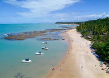Imagem aérea da praia de Porto Seguro - Créditos: depositphotos.com / PedroTruffi