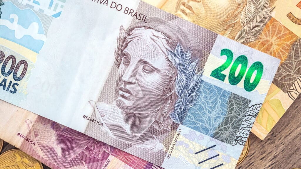Quem trabalhou nos últimos 18 meses tem direito a sacar até R$ 2.424,11!