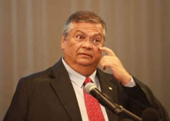Nikolas apresenta pedido de impeachment de Dino por crime de responsabilidade