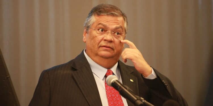 Nikolas apresenta pedido de impeachment de Dino por crime de responsabilidade