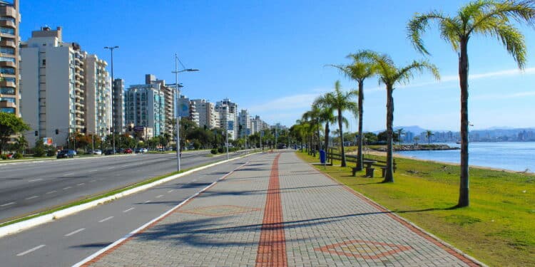 Brasileiros estão se mudando para essa cidade por ter as melhores escolas do Brasil!