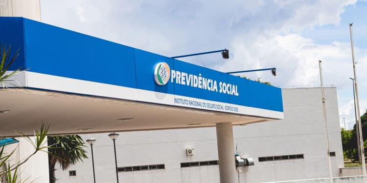 Adeus à idade mínima na aposentadoria! Nova lei do INSS beneficia trabalhadores CLT!