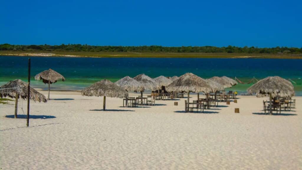 Top 10 cidades com praias paradisíacas para visitar no Brasil ainda este ano!