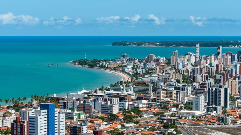 João Pessoa atrai turistas do mundo inteiro com praias, natureza e qualidade de vida