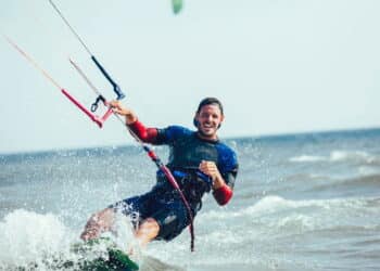 Imagem de homem praticando Kitesurf - Créditos: depositphotos.com / adriaticphoto