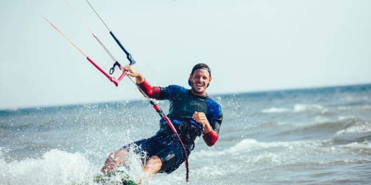 Imagem de homem praticando Kitesurf - Créditos: depositphotos.com / adriaticphoto