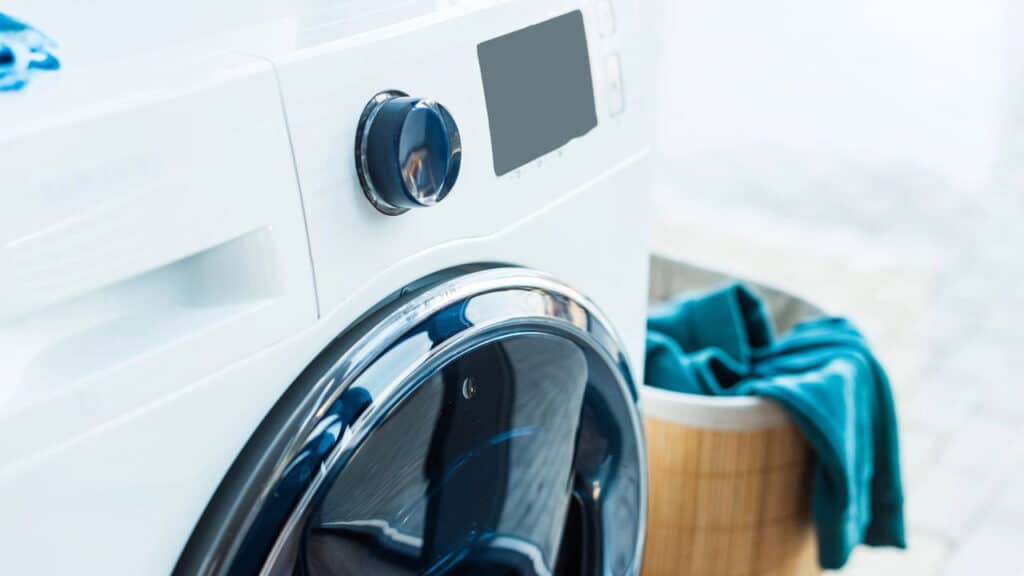 3 formas práticas de reutilizar a água da máquina de lavar no dia a dia!